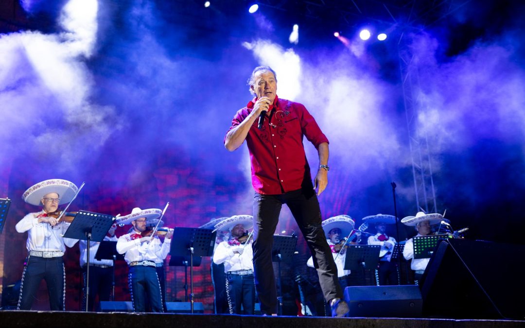 Los alfareños disfrutaron del concierto de Bertín en la plaza de España